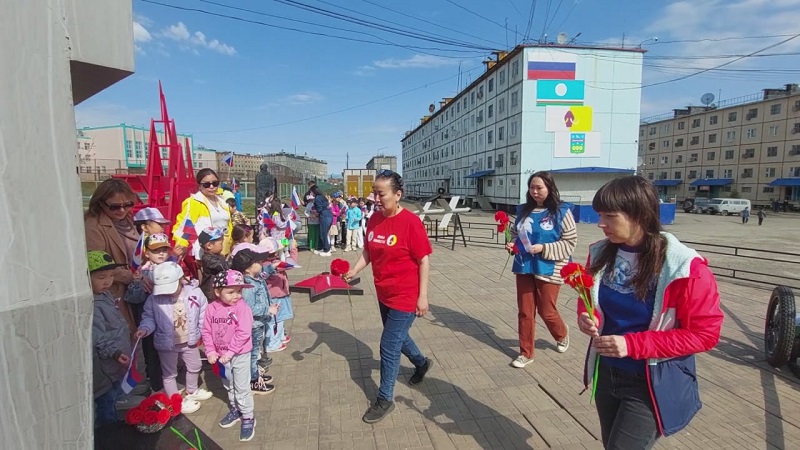 В Депутатском ко Дню России на Аллее Славы состоялась церемония возложения цветов