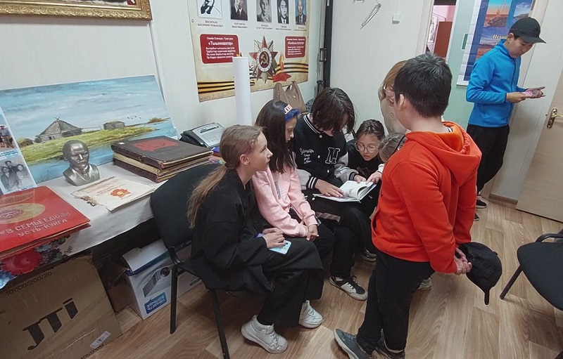 В краеведческом музее «Наследие» поселка Депутатский прошла экскурсия для воспитанников детского лагеря «Росток»