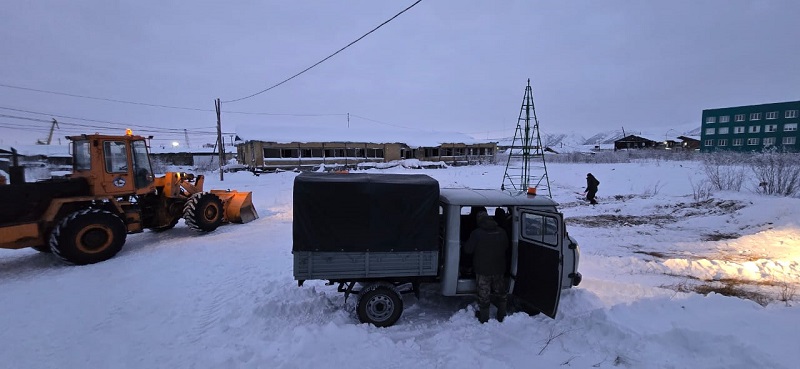 Арктические дорожники установили новогоднюю елку в Усть-Куйге