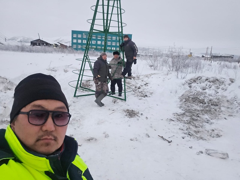 Арктические дорожники установили новогоднюю елку в Усть-Куйге