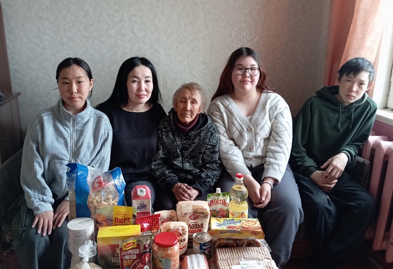 Десятиклассники Казачинской школы пять лет заботятся о пожилой жительнице села
