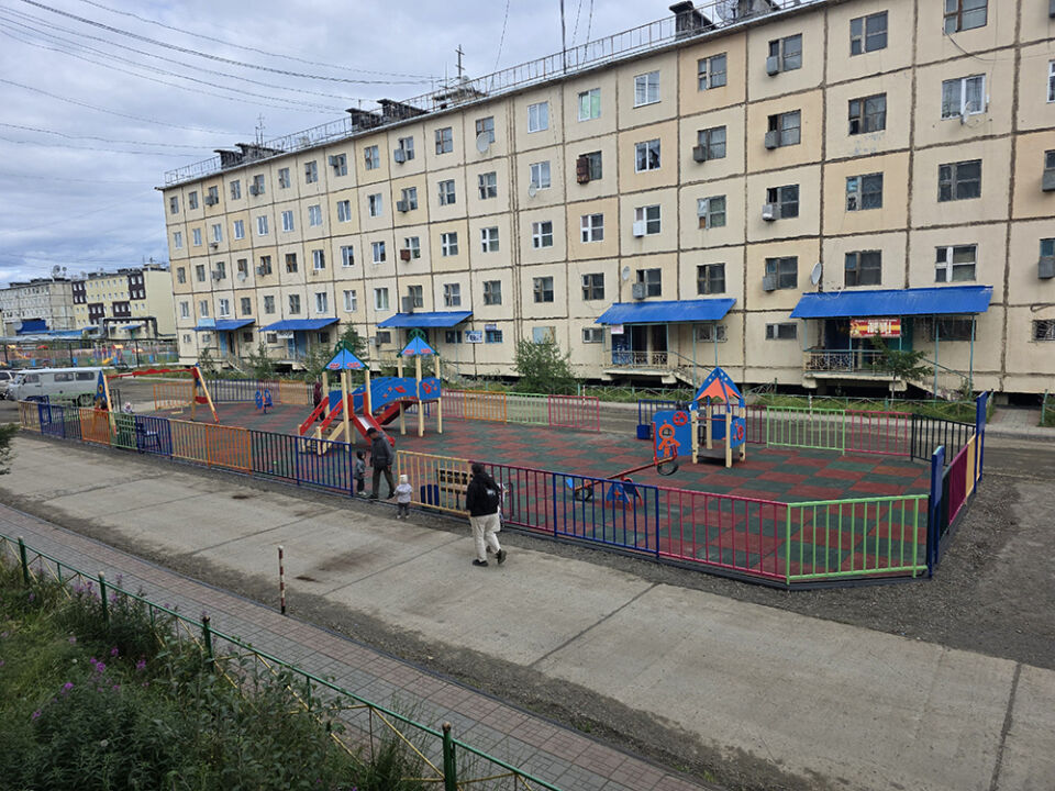 В Депутатском открываются две новые детские площадки. Какие еще работы проходят в райцентре летом?