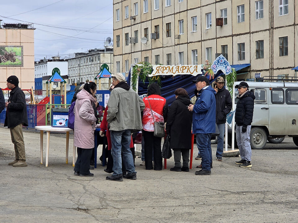 Депутатский встретил День Государственного флага России