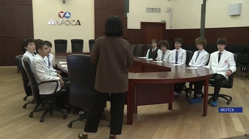 Неделя без турникетов в АЛРОСА: ученики Физико-технического лицея узнали как проходит сортировка и оценка якутских алмазов