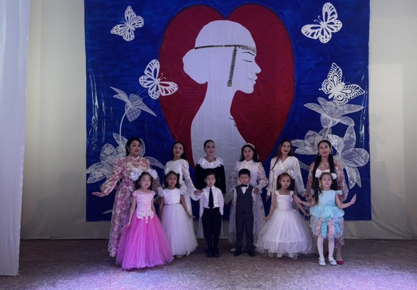 «Сердце, наполненное любовью»: в Казачинском ДК «Сайдыы» прошёл концерт ко Дню матери