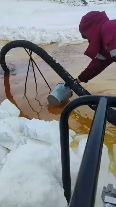 VID-20250318-WA0049(1).mp4_20250319_112249.032 Ликвидация ЧС на Яне: уже убрано 25 кубометров дизтоплива
